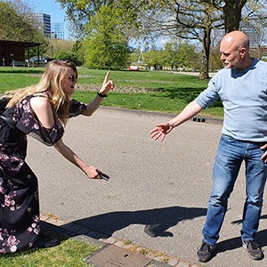 Een foto van Esmee die een verloren portemonnee teruggeeft aan haar collega Ilja.