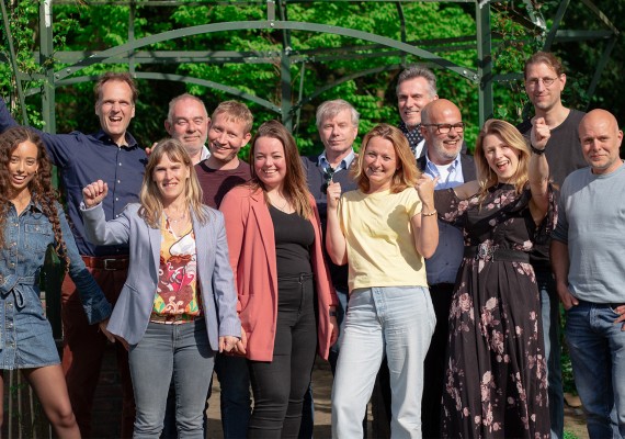 Een foto van het team van NewHealth. Bijna alle collega's zijn hierop te zien.