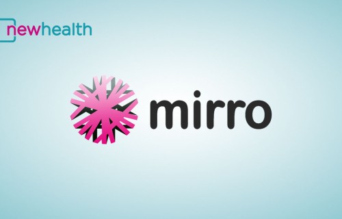 Afbeelding van het Mirro logo tegen een lichtblauwe achtergrond.